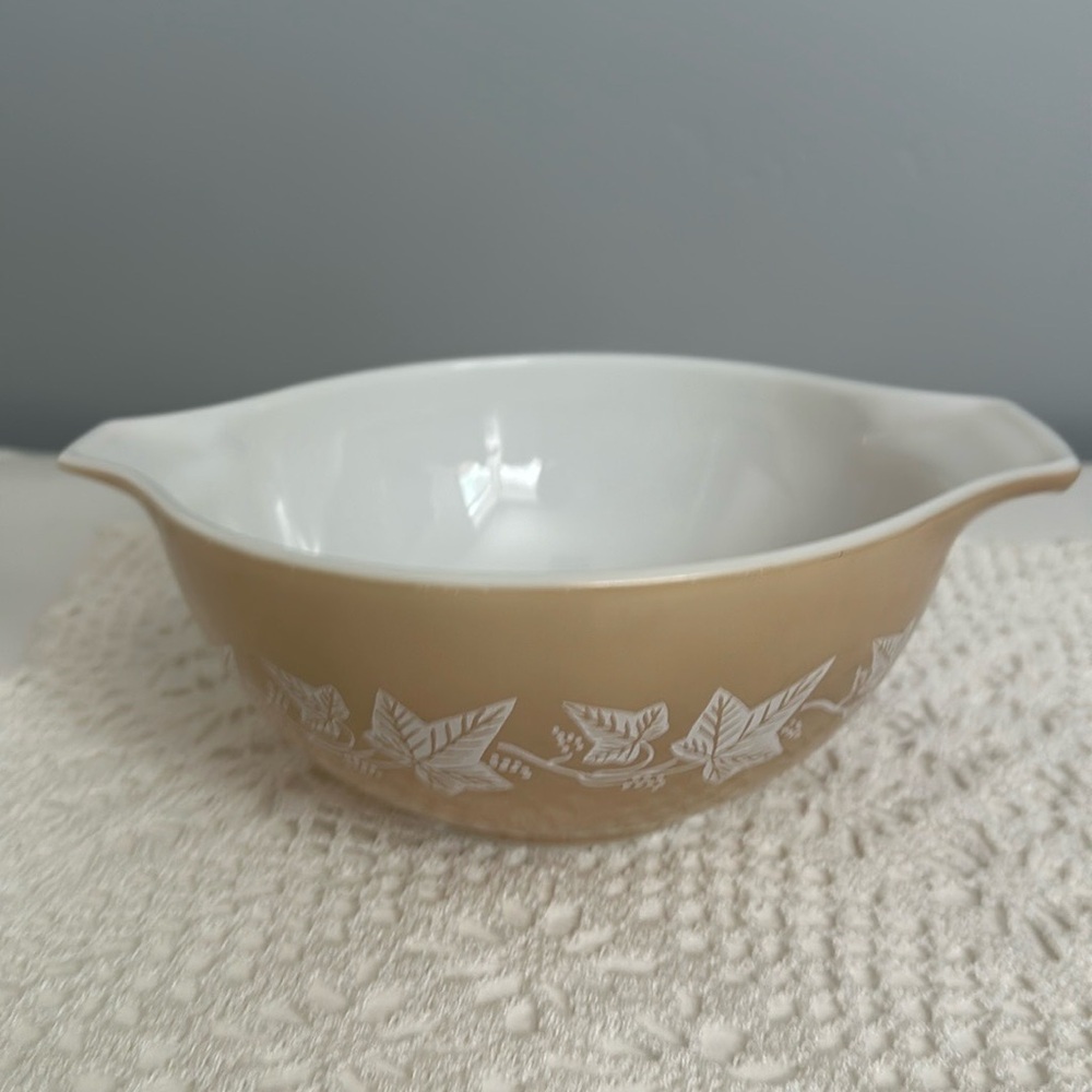 Vintage Pyrex Cinderella Mixing Bowl Sandalwood Ivy/Leaf Tan Pattern 1 1/2 quart